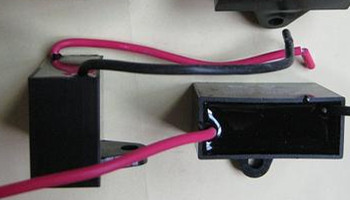 哪些因素會影響CBB61電容器容量大?。?/></p><p>　　提問：CBB61電容器的容量大小受到哪些因素影響呢？</p><p>　　回答：一般來說，CBB61電容的容量大小和金屬層的面積大小有很大的關系，一般來說，其電容的量降低，很多時候是因為金屬鍍層受到外界因素影響，面積變少導致的。</p><p>　　CBB61電容在生產(chǎn)制造期間，膜層之間多少會有一點空氣存在，這是不能避免的。</p><p>　　當<a href=